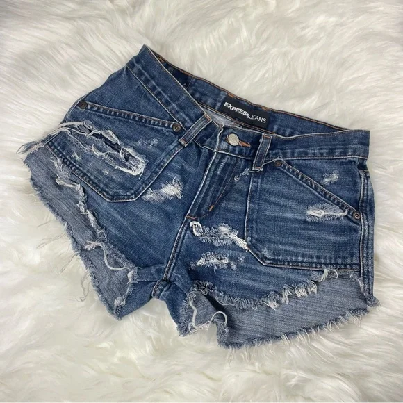 🔥Vtg EXPRESS Distressed Frayed Hem Jean Shorts High Waist Mid Wash Denim 3/4 - Picture 3 of 16